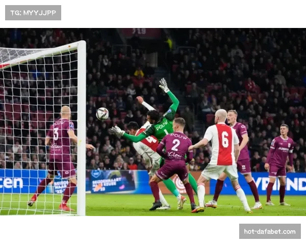 阿贾克斯客场逼平强敌，连续六轮不败展现阵容韧性